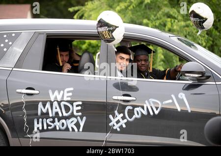 Austin, Texas, USA. 28th May, 2020. Texas graduates of Navarro Early College High School parade through their north Austin neighborhood on May 28, 2020 as they celebrate an academic finale shortened by the coronavirus pandemic. About 200 graduates piled into cars, waving at family and friends in the two-mile parade. Credit: Bob Daemmrich/ZUMA Wire/Alamy Live News Stock Photo