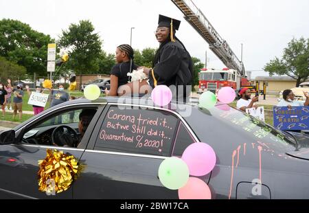 Austin, Texas, USA. 28th May, 2020. Texas graduates of Navarro Early College High School parade through their north Austin neighborhood on May 28, 2020 as they celebrate an academic finale shortened by the coronavirus pandemic. About 200 graduates piled into cars, waving at family and friends in the two-mile parade. Credit: Bob Daemmrich/ZUMA Wire/Alamy Live News Stock Photo