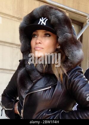 13 January 2014  Jennifer Lopez is all wrapped up as she walks in Central Park, New York. November 2014  Credit : Headlinephoto  +44 (0)7794 378575  www.headlinephoto.co.uk photos@headlinephoto.co.uk Stock Photo