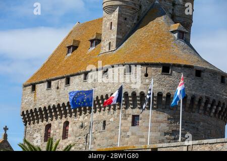 The castle of Duchess Anne of Brittany in the walled city houses the town hall and the museum of history of the city and Ethnography of the country of Stock Photo