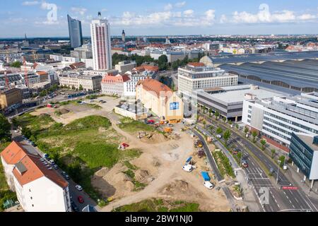 Leipzig, Germany. 29th May, 2020. View of the wasteland with the site of a suspected unexploded bomb from the 2nd World War on the edge of the city centre. A few days ago a suspicious object was discovered here during construction work. However, it is not an aerial bomb, but an old well. Early this morning, specialists had begun to excavate the suspicious object at a depth of four meters. If a bomb had been found, parts of Leipzig's city centre and an estimated 18,000 people would have had to be evacuated. Credit: Jan Woitas/dpa-Zentralbild/dpa/Alamy Live News Stock Photo