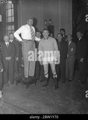 Neusel and Farr weigh-in at Stadium Club. Walter Neusel, the German heavyweight and Tommy Farr, conqueror of Max Baer, weighed in at the Stadium Club, Holborn, for their fight at Harringay tonight (Tuesday). Photo shows: Walter Neusel (on the scales) and Tommy Farr at the weigh-in. 15 June 1937 Stock Photo