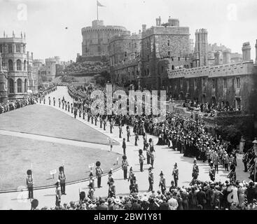 First Garter service for 23 years takes place with colourful ceremonial at Windsor Castle. The King, as Sovereign of the order, with the Queen and Queen Mary walked into the colourful procession through Windsor Castle, when the first service of the Most Noble Order of the Garter to be over 23 years took place in St George's Chapel. The most exclusive order of chivalry in the world. The order was founded by Edward III in 1348. It houses motto ' Honi soit qui mal y pense '(shame on him who thinks elevate). This remark was attributed to Edward III when he picked up Garter dropped by the Countess Stock Photo