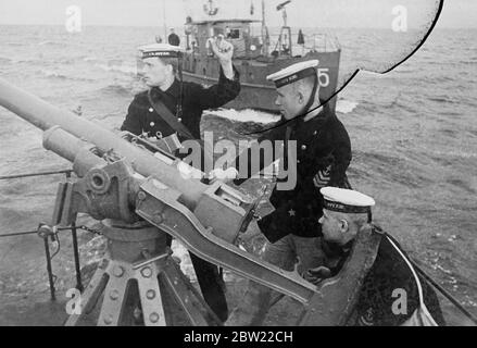 Gun crew firing during the Baltic training cruise. Russia is pushing ahead with her training the naval recruits. These youths picked from factories of the Soviet Union, are put through an intense course on Soviet warships in the Baltic. Many of them will be needed to man the battleships. With a critical international situation prevailing on her far eastern seaboard and Germany aiming the control of the Baltic. 12 September 1937 Stock Photo
