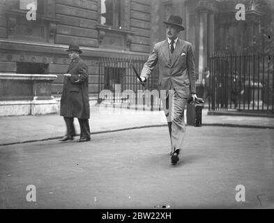 https://l450v.alamy.com/450v/2bw22xh/mr-anthony-eden-foreign-minister-arriving-for-the-cabinet-meeting-at-10-downing-street-when-mr-neville-chamberlain-placed-before-his-colleagues-the-letter-received-from-mr-attlee-leader-of-the-opposition-requesting-that-parliament-should-reassemble-earlier-than-october-21-to-discuss-the-situation-in-china-6-october-1937-2bw22xh.jpg