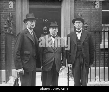 Lawyers present resolution and Number 10. Firm stand against 'German blackmail' urged. Eight deputation of barristers consisting of Lt Col William Frederik Wright, Mr PRD Shufeldt ,and Mr John Platts Mills , presented at No 10 Downing Street a resolution signed by 181 barristers and solicitors 'urging the government to save peace by making a firm stand against German blackmail'. The resolution urged the government to refuse to be a party to 'the dismemberment of a friendly state'. 20 September 1938 Stock Photo