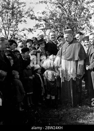 Kissing the Archbishop's ring in the hop gardens. The Archbishop Bishop of Southwark, the Rt Rev P E Amigo, made his annual visit to the Kent hop gardens today (Sunday) and celebrated a special Hop Pickers Mass at Horsmonden. Photo shows, a little girl kissing the ring of the Archbishop Bishop at Horsmonden. 4 September 1938 Stock Photo