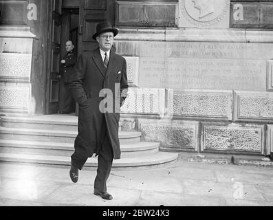 Mr Joseph Kennedy, the American Ambassador, visited the Foreign Office this afternoon for a discussion on the European crisis. Photo shows: Mr Joseph Kennedy leaving the Foreign Office. 11 September 1938 Stock Photo