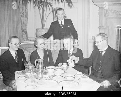 'Chief citizens' have tea together. Burgomaster of Berlin visit Lord Mayor of London at the Mansion House. Dr Julius Lippert, Burgomaster (and dictator) Berlin, who is visiting London in connection with the International Summer School, called on the Lord Mayor of London, Sir Harry Twyford at the Mansion House. Photo shows, the Lord Mayor, Sir Harry Twyford (right), pouring out to sea for the Burgomaster of Berlin, Dr Lippert. Also in picture of the Lady Mayoress, the Burgomaster's brother (left) and his secretary (at back). 4 February 1938 Stock Photo