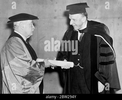 Viscount Cecil of Chelwood receives honorary degree at Columbia University. Just as he heard the news that he was winner of the 1937 Nobel Prize for Peace, Viscount Cecil of Chelwood, received an honorary degree of Dr of Laws from Dr Nicholas Murray Butler, president of Columbia University, at the University in New York. The degree was presented at a special convocation in the Trustees Room of the Low Memorial Library of the University. Photo shows, Viscount Cecil of Chelwood (right) receiving the honorary degree of Doctor of Laws from Dr Nicholas Murray Butler, president at Columbia Universit Stock Photo