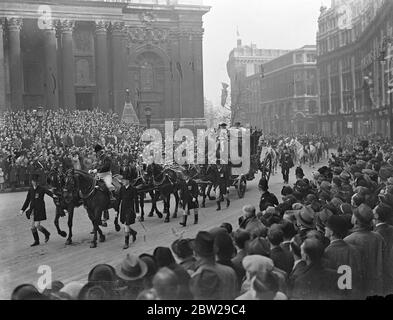 New Lord Mayor, rides through the City. Sir Harry Twyford, the new Lord Mayor of London, started his year of office, when he drove through the City in the annual Lord Mayor's procession. Photo shows, the Lord Mayor's coach, passing St Paul's Cathedral. 09 November 1937 Stock Photo