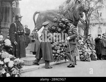 King Leopold at Belgium's armistice commemoration. King Leopold of the Belgians, attended the commemoration service of the 19th anniversary of the armistice at the Tomb of the Unknown Soldier in Brussels. Photo shows, King Leopold, placing his wreath on the Tomb at the service. 11 November 1937 Stock Photo