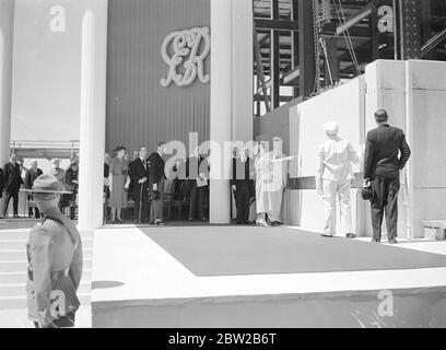 The Queen laid a cornerstone of the Supreme Court Building, Ottawa, and afterwards the King and Queen asked that the masons who were in charge of the direction of the cornerstone should be presented, and talked with them several minutes. The King and the Canadian Prime Minister Mr Mackenzie King watching the Queen laying the cornerstone. 30 May 1939 Stock Photo