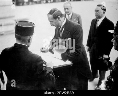 Kings Zog of Albanians, who is staying with his family at the Chateau de la Maye, Versailles, before taking up residence in England, placed a wreath on the tomb of the Unknown Soldier at the Arc de Triomphe in Paris and sign the Golden Book. 21 August 1939 Stock Photo