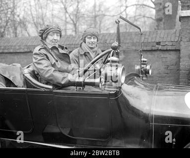 First Aid Nursing Yeomanry Corps. Two of the drivers Miss O'Neill-Power (nearer) and Miss Hoole, Both of whom have been out since October 1916 23 March 1917 Stock Photo