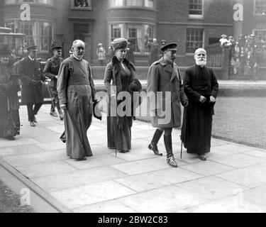 Royal Visit to Lincoln. Arriving at Lincoln Cathedral with the Dean and Bishop of Lincoln. 9 April 1918. Stock Photo