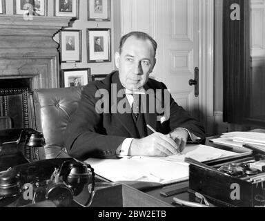 At the Home Office. Sir John Anderson, newly appointe Lord Privy Seal. 7 November 1938 Anderson, John, Sir (Viscount Waverly) British politician; governor of Bengal 1932-1937; British home secretary 1939-1940; British chancellor of the exchequer 1943-1945  1882-1958 Stock Photo