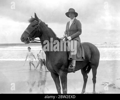 Mrs Spurin, Vicar's daughter of Totnes, is an all round worker on the Estate of Mr George Brendon at Bude. 1914 - 1918 Stock Photo