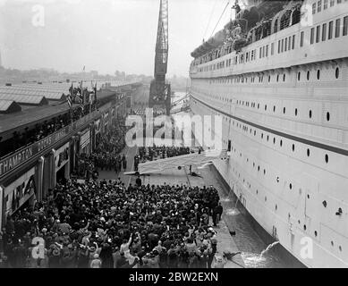 The Royal tour of Canada and the USA by King George VI and Queen Elizabeth , 1939 The King and Queen and Princesses on the liner  Empress of Britain  land on English soil at Southampton. Stock Photo