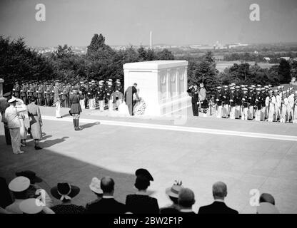 The Royal tour of Canada and the USA by King George VI and Queen Elizabeth , 1939 The King placed a wreath on the Tomb of the American Unknown Soldiers at Arlington Cemetery . Washington , the capital , can be seen in distance. Stock Photo