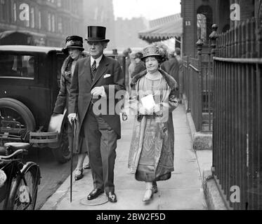 Nall-Cain: Pennyman wedding at St Mark's North Audley street. Lord and Lady Aberconway. 1 November 1927 Stock Photo