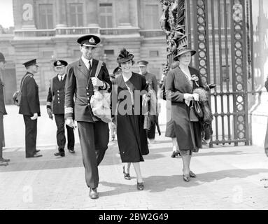 Investiture at Buckingham Palace. Commander B. Dean, R.N. 2 July 1940 Stock Photo
