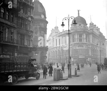 London - Strand At Wellington Street. 25 February 1931 Stock Photo