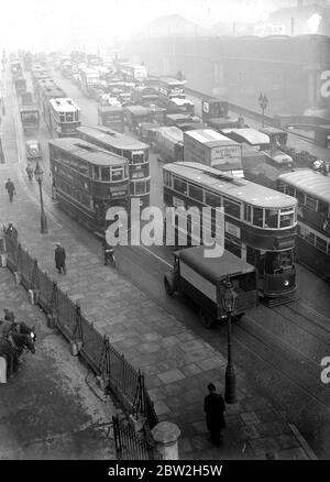 London Traffic - Blackfriars Bridge. 15 October 1936 Stock Photo