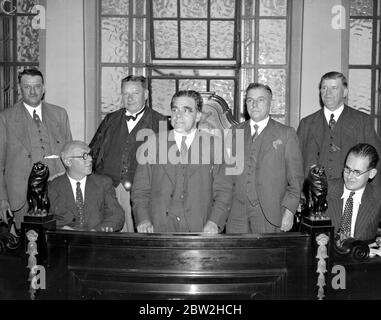 Building Trade Congress at Transport House. Back row, left to right:- Van Deth (Netherlands Building Workers Union), George Hicks, M.P., (Plumbers), J.W. Stephenson (N.F.B.T.O.) and Luke Fawcett (Building Trade Workers). Front Row:- J.W. Van Achterbergh (International Building and Wood Workers), Richard Coppock (President International and General Secretary N.F.B.T.O.), Jan Schuil (International Cheif of Staff). 13 July 1936 Stock Photo