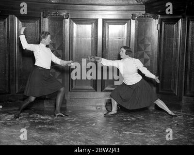 Fencing display at the Aeolian Hall arranged by Professor Felix Grave. Miss Gladys Daniell and Mrs Muriel Freeman. undated Stock Photo