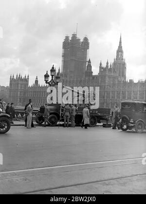 War Crisis, 1939. Air Raid precautions A 3 inch anti-aircraft gun being positioned for Anti Aircraft defense on London Bridge. 28 September 1939 Stock Photo
