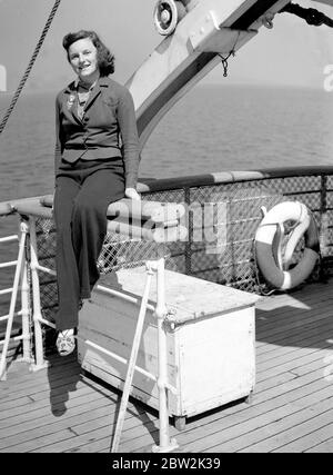 King George VI and Queen Elizabeth on Canada tour 1939 - photo shows an unknown lady on deck Stock Photo