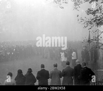 Sidcup Armistice Day in the fog. 11 November 1934 Stock Photo