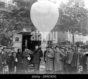 Releasing the War Loan Ballon in Trafalgar Square, London. 2 July 1919 Stock Photo