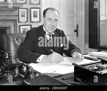 At his desk at the Home Office. Sir John Anderson, newly appointe Lord Privy Seal with his secretary, Mr Norman Brook. 7 November 1938 Anderson, John, Sir (Viscount Waverly) British politician; governor of Bengal 1932-1937; British home secretary 1939-1940; British chancellor of the exchequer 1943-1945  1882-1958 Stock Photo