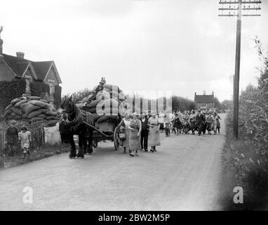 Londoners came to the country for the hop picking. 1935 Stock Photo