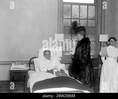 The King and Queen visit Whipps Cross War Hospital . Queen Mary talking to a wounded war veteran. 17 November 1917 Stock Photo
