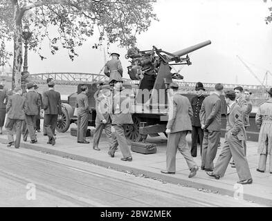War Crisis, 1939. Air Raid precautions 3 inch anti-aircraft guns in London. 28 September 1939 Stock Photo