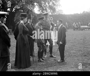 Royal visit to Roehampton Hospital where soldiers lost limbs are replaced by mechanical substitutes. kikng and queen shatting to PTE. Chafer V.C. and Russian order St Michael and St. George.. 30 July 1918 Stock Photo