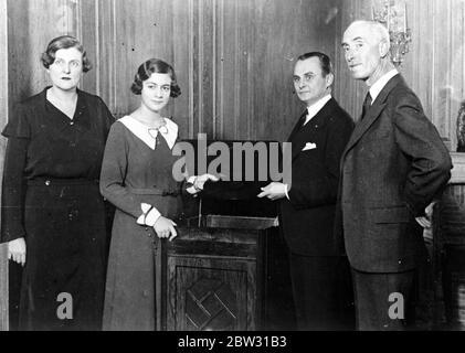 Gloria alfred hi res stock photography and images Alamy