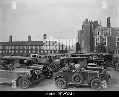 Sunday crowds at Hampton court . The brilliant sunshine brought out a large number of visitors to Hampton Court Palace where the crocus beds are in full bloom . The crowd of Sunday visitors to Hampton Court Palace . . 20 March 1932 . Stock Photo