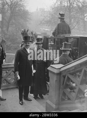 New Soviet Ambassador leaves to present credentials to the King . M I M Maisky , the newly appointed Soviet Ambassador to London presented his credentials to the King at Buckingham Palace , London . M I M Maisky leaving the Soviet Embassy in London for Buckingham Palace . 8 November 1932 Stock Photo