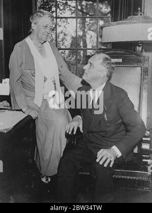 Motherly advice for United States Presidential Candidate . The American Presidential elections take place with President Hoover seeking re election , and with Governor Franklin D Roosevelt and Senator Thomas ( Socialist ) as candidate . Governor Franklin D Roosevelt of New York Receiving some motherly advice from his mother Mrs James Roosevelt and her home in Hyde Park , New York . If Governor Roosevelt is elected Mrs James Roosevelt will be the only living mother of a President for about a decade . 5 November 1932 Stock Photo