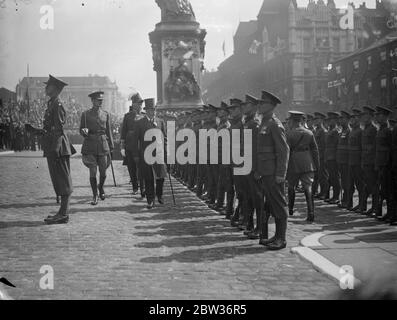 King and Queen open great new civic hall at Leeds . Photo shows ; King George V inspecting the Guard of Honour in Leeds 23 August 1933 Stock Photo