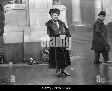 62 year old woman , who stands in city street giving financial advice to business men . Miss Lily Rofe , who was once wealthy , now stands opposite the telephone kiosks at the Bank Underground station in the City , where she plays the role of financial adviser to hundreds of City men . She knows some of the leading financiers of the City of London and has helped hundreds to gain wealth . She stands at the same spot for two hours a day because she cannot afford to pay the rent of a big office in the City or the West End . At the age of 62 , Miss Rofe knows the secrets of many famous men . Photo Stock Photo