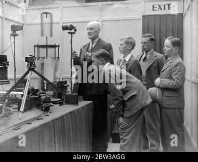 An instrument that can be charged by a human being and then controlled by a wireless transmitter . The ' Humanscope ' invented by Major Raymond Phillips , OME , is on show at the model engineering exhibition , Royal Horticultural Hall , Westminster . the instrument contains no wires , batteries or valves , but can be charged and influenced by a living person . While in this state , the instrument can , in conjunction with the infra red or invisible ray be used to control a wireless transmitter and various mechanisms . Photo shows Major Raymond Phillips demonstrating his ' Humanscope ' to some Stock Photo