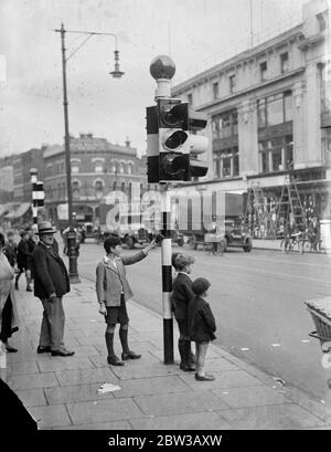 Stoke Newington has the first combined traffic pedestrian signals . 1 October 1934 Stock Photo