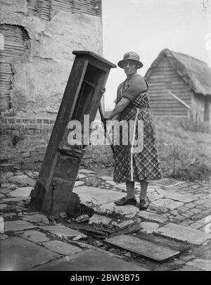 Anne Boleyn ' s old home , Bulls Lodge Cottage , to be taken down and sent to America . Chlemsford, Essex 8 October 1934 . Stock Photo