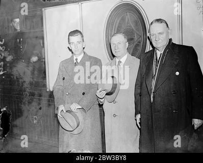 Western Australian secessionists arrive in London and present petition to the King . 26 October 1934 . Stock Photo