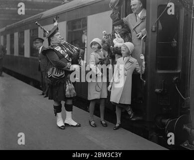 Nigel Bruce , the actor , being piped off at Waterloo Station , London . 31 October 1934 Stock Photo